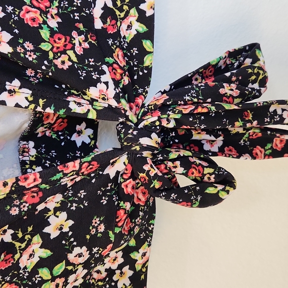 Soft, stretchy, black floral top - Picture 6 of 6